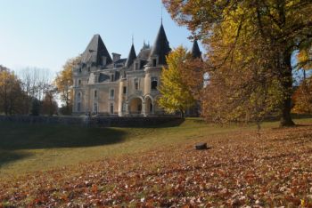 CH&Acirc;TEAU DU REPAIRE &agrave; Vigeois situ&eacute; entre Uzerche et Brive pr&egrave;s de l'autoroute A20 en Corr&egrave;ze dans le Limousin 19140 Vigeois. Location pour c&eacute;r&eacute;monie mariages, soir&eacute;e, week-ends. location de salles Le Ch&acirc;teau du Repaire remani&eacute; fin 19 &egrave;me si&egrave;cle est largement ouvert sur une terrasse qui donne elle m&ecirc;me sur un parc paysager. Les r&eacute;ceptions ont lieu dans le salon du rez-de-chauss&eacute;e.